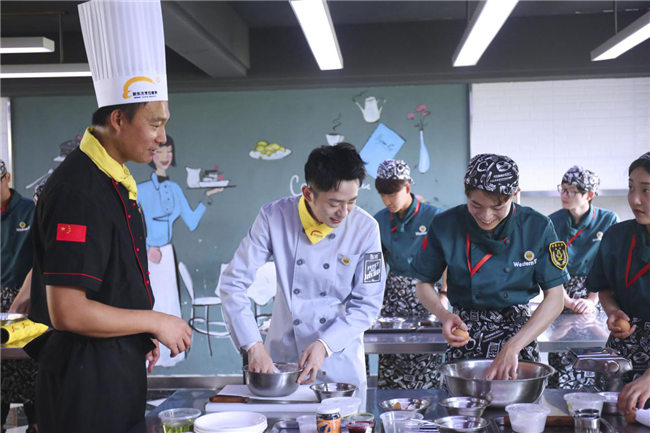 �������˱��䡷��פ��Ա�����߽��¶������ѧ������