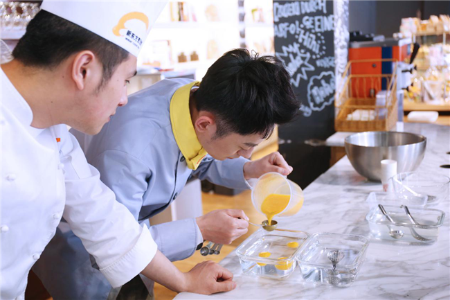 �������˱��䡷��פ��Ա�����߽��¶������ѧ������