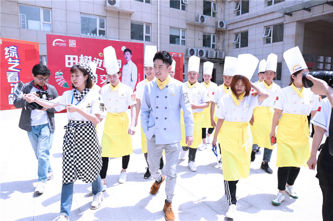 �������˱��䡷��פ��Ա�����߽��¶������ѧ������