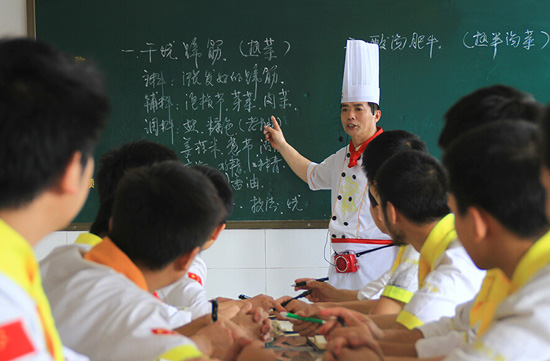 ��ѧ��С��ȥ������أ�ȥʵ���û���С����ѵѧУ��