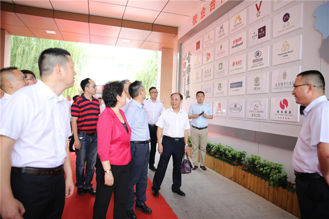 ��ʮ���¶�����ף�����У����ٵ���С�Դ��Ҹ�ζ��