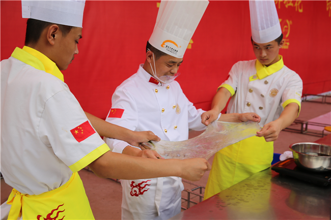 新东方烹饪三十周年绝技曝光,影帝黄渤带你看一出好戏!