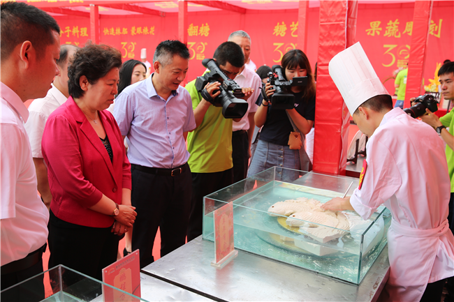 新东方烹饪三十周年绝技曝光,影帝黄渤带你看一出好戏!