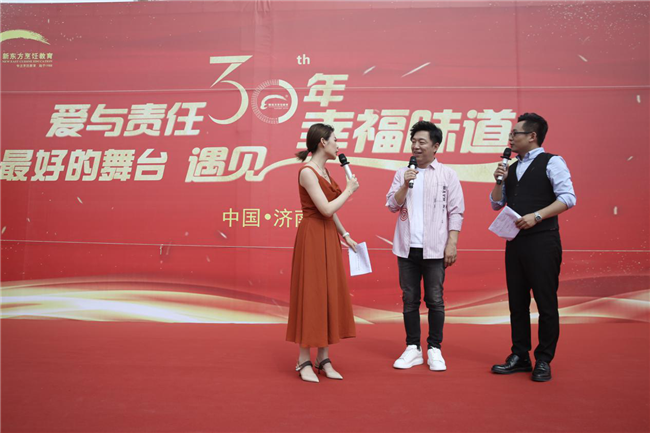 助力新东方烹饪三十周年庆,百人击鼓翻锅强势出击