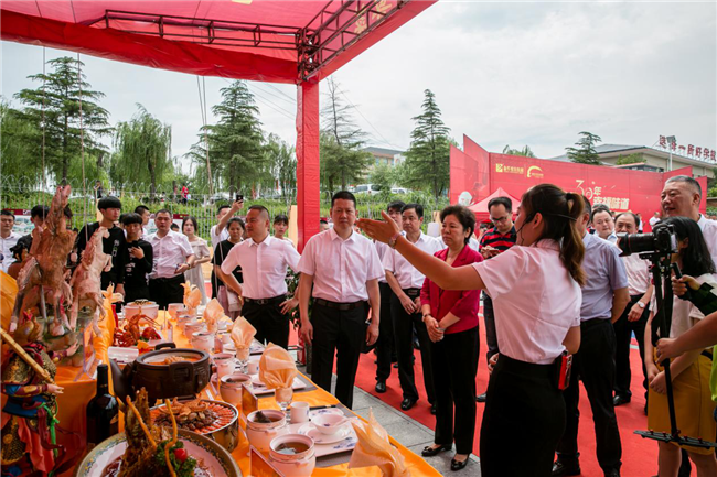 助力新东方烹饪三十周年庆,百人击鼓翻锅强势出击