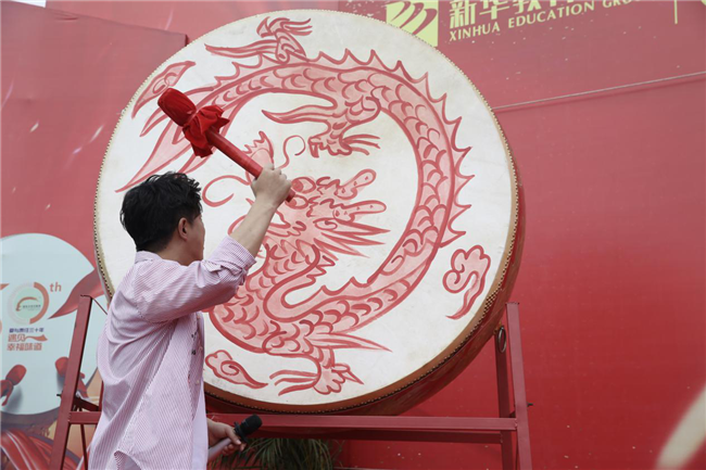 助力新东方烹饪三十周年庆,百人击鼓翻锅强势出击