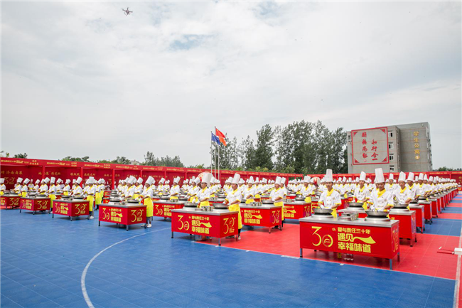 助力新东方烹饪三十周年庆,百人击鼓翻锅强势出击
