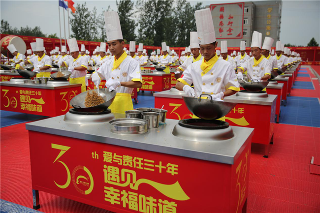 助力新东方烹饪三十周年庆,百人击鼓翻锅强势出击