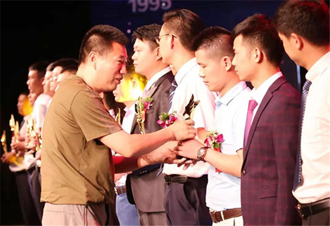 ƾһ��֮����Ϯ�ɰ�����н���ϰ壬��Ҳ�����Գ�Ϊ��һ�����ǣ�