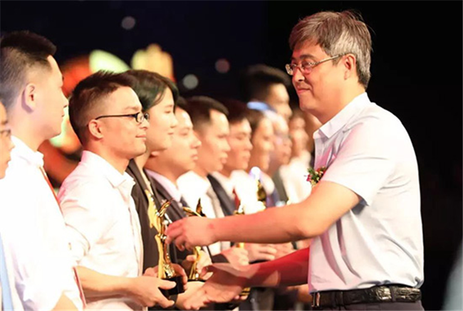 ƾһ��֮����Ϯ�ɰ�����н���ϰ壬��Ҳ�����Գ�Ϊ��һ�����ǣ�