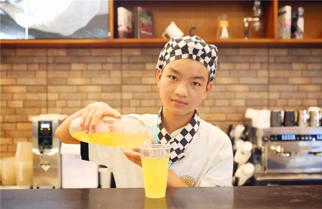 【新生故事】崔海碧:厨师老爸为何推荐14岁儿子来这里上大学?