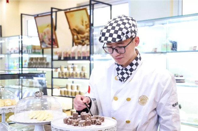 【新生故事】放弃海外事业选择回国学厨,这位同学不简单!