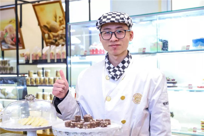 【新生故事】放弃海外事业选择回国学厨,这位同学不简单!