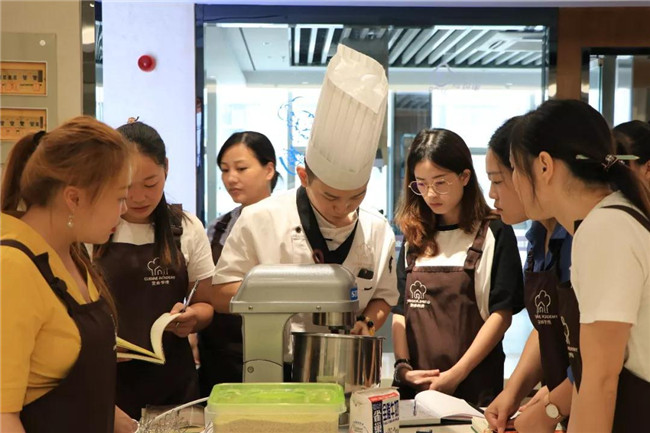 �����ˣ������¶��������ٴ�У���������ֳ�ʮ�ֻ𱬣�