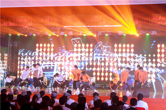 好嗨哟!厨师们的五一文艺汇演,真的有点不一样!