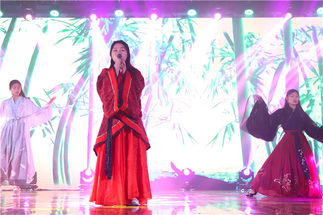 好嗨哟!厨师们的五一文艺汇演,真的有点不一样!