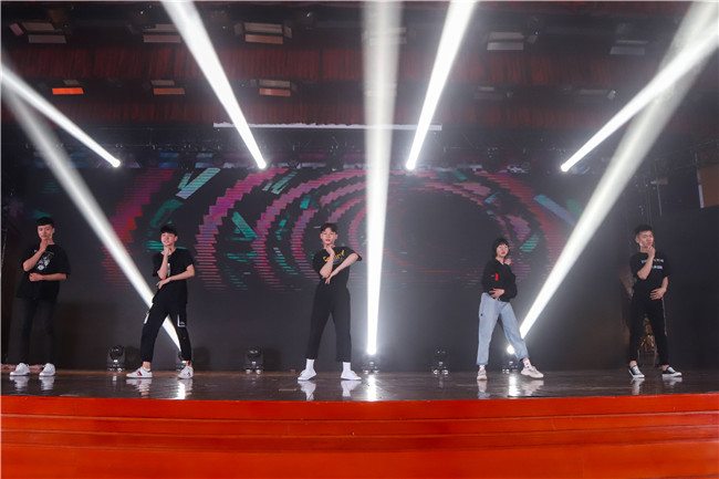 好嗨哟!厨师们的五一文艺汇演,真的有点不一样!