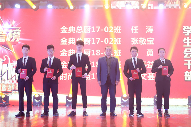 好嗨哟!厨师们的五一文艺汇演,真的有点不一样!