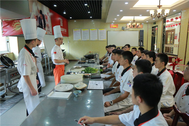 ���ж�ĸУ �����ɹ��������¶����ɹ�ѧ�ӱ����Բ����Ļ��