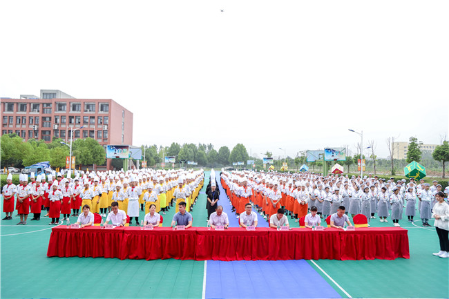 ���ж�ĸУ �����ɹ��������¶����ɹ�ѧ�ӱ����Բ����Ļ��