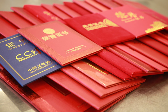 ϲѶ����У��������ʦ�ٴ��ٻ�֤��һö��