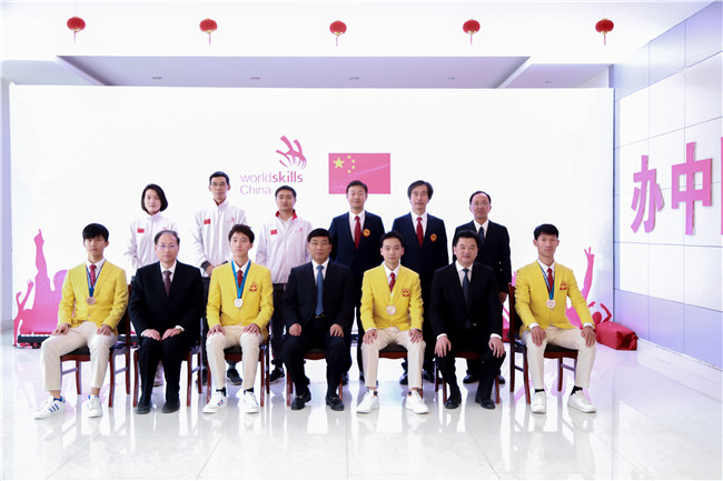 �ڰ˽�ȫʡְҵ���ܴ����ߵ�46�����缼�ܴ�������ʡѡ������ĻʽԲ������