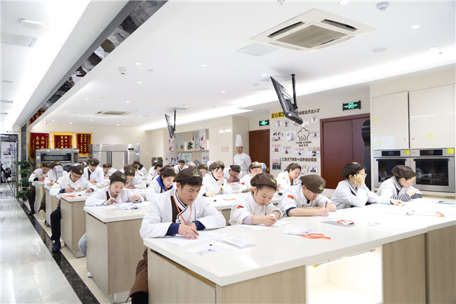 �����¶���������ʽ���ʦ�ʸ�֤����