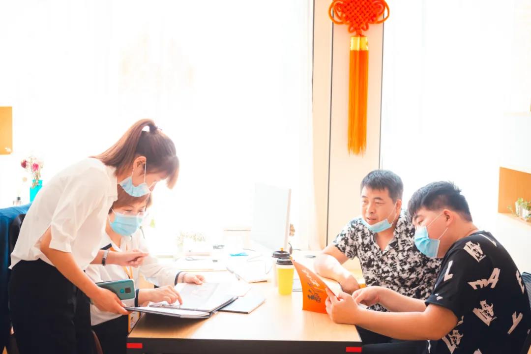   ʢ�ģ�ѧ��ɫС��     �л���ʳԴԶ����      �й�С�Ը��Ǳ鲼�������  һ�����죬ҹ�е�̯���ǻ�ȫ��