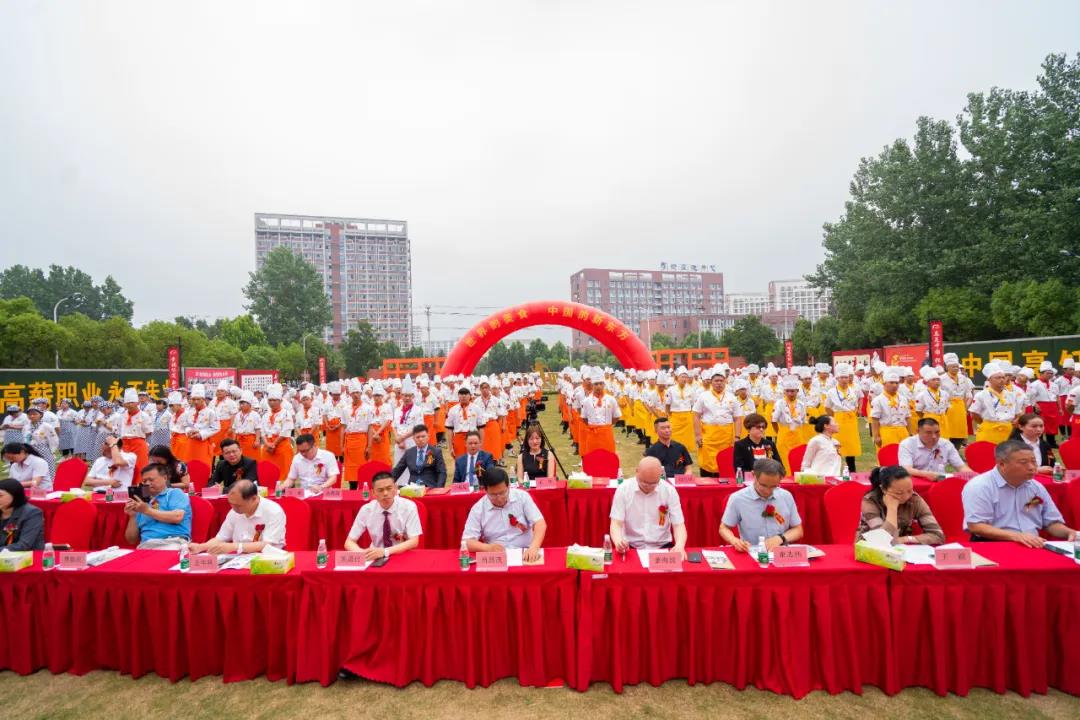   ʢ�ģ�ѧ��ɫС��     �л���ʳԴԶ����      �й�С�Ը��Ǳ鲼�������  һ�����죬ҹ�е�̯���ǻ�ȫ��