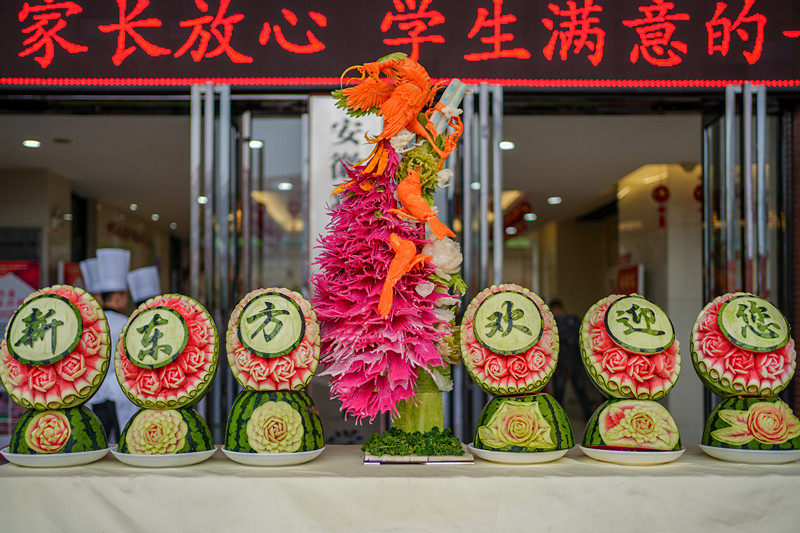 �Ӿ�ʢ�����ˣ����������ѧ����Ʒչ��