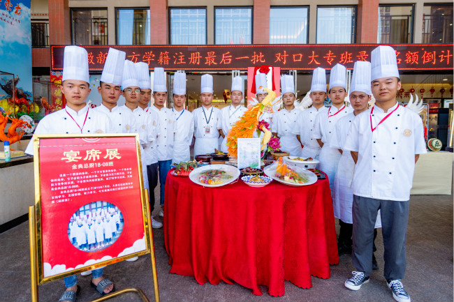 ��ϯ��Ʒչ|�ŷ����룬�ܶ��޻��ഺ