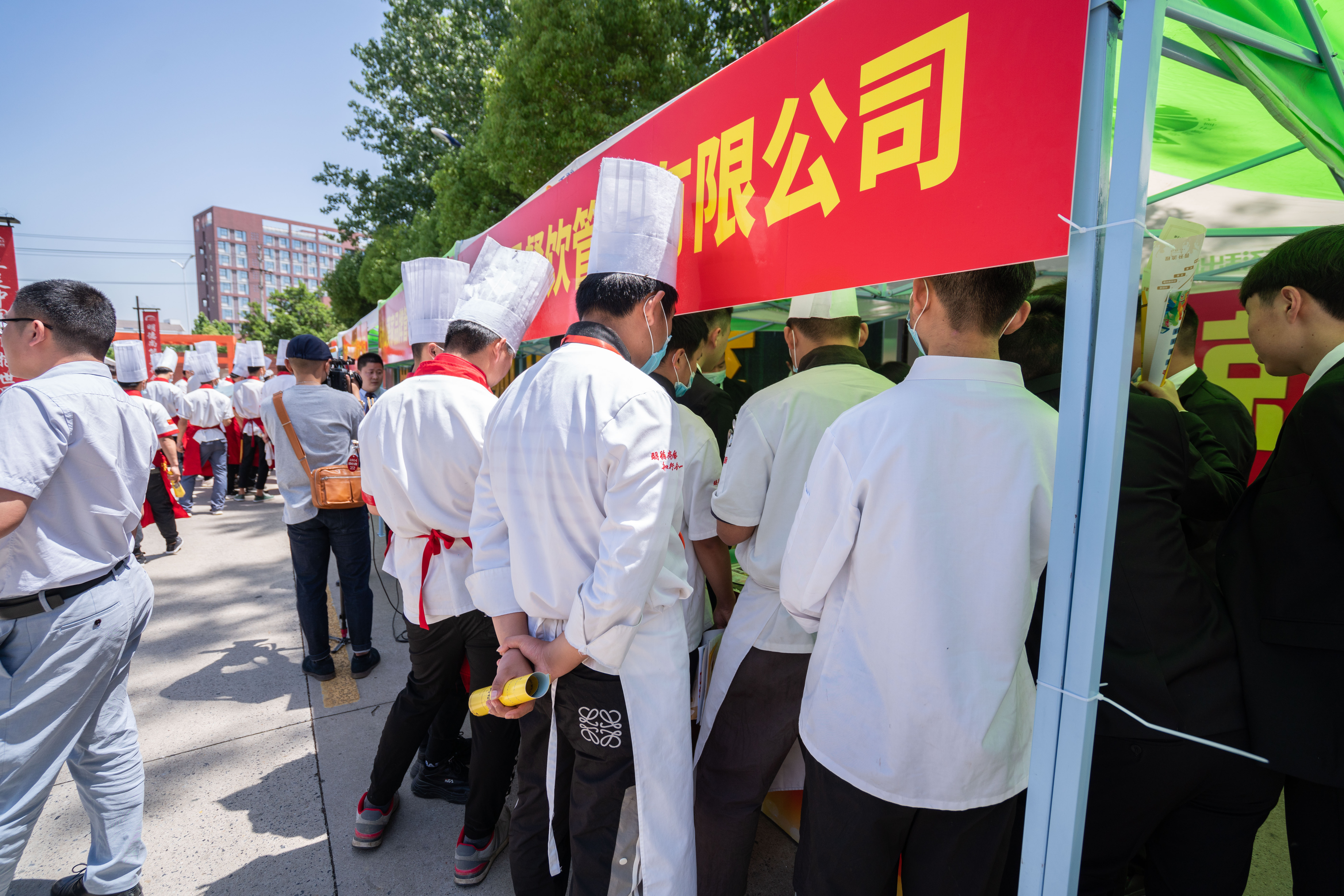 �����¶������;�ҵ�˲Ž��������վ��У�