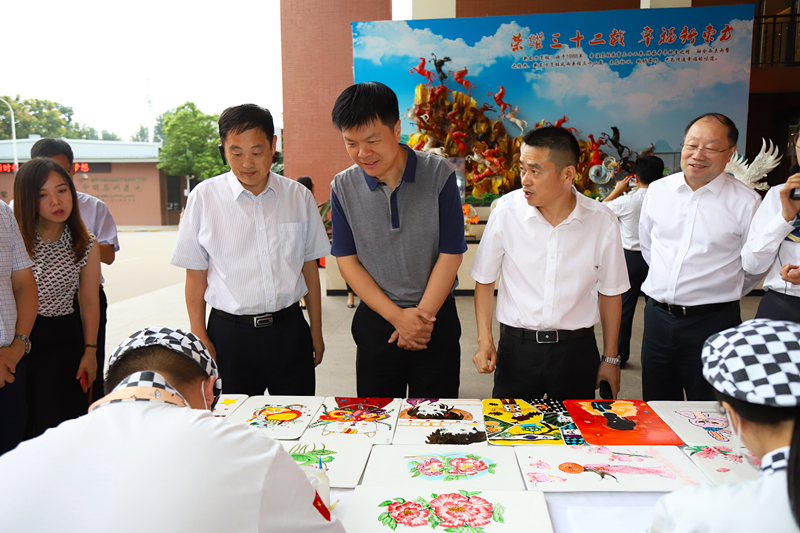 �������۾��������쵼һ������У�ι۵���