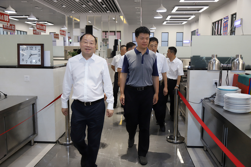 �������۾��������쵼һ������У�ι۵���