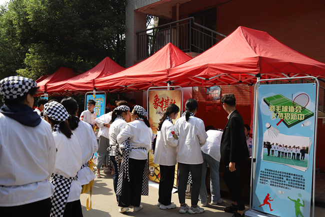 �����¶����߼�����ѧУѧ����������£�