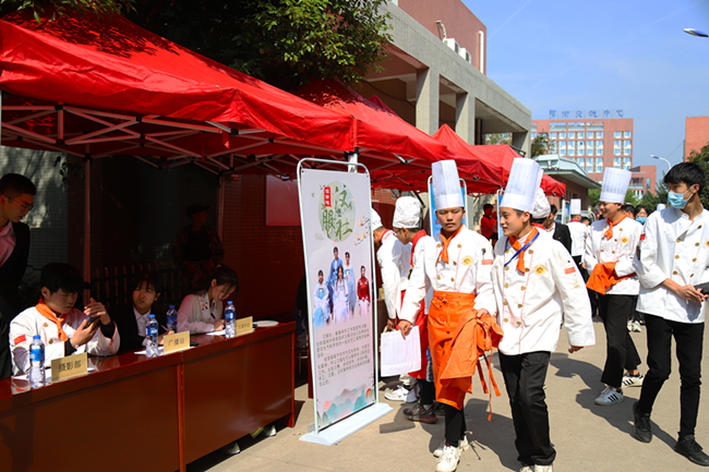 �����¶����߼�����ѧУѧ����������£�