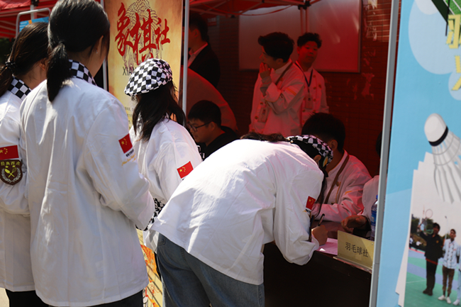 �����¶����߼�����ѧУѧ����������£�