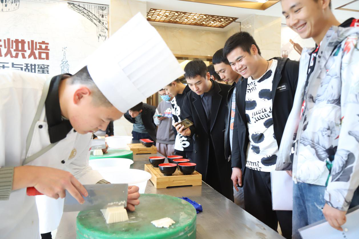 �Ϸ������۾���������쵼����У�ι۵���