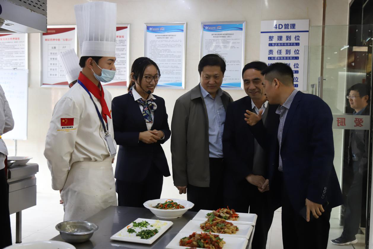 �Ϸ������۾���������쵼����У�ι۵���