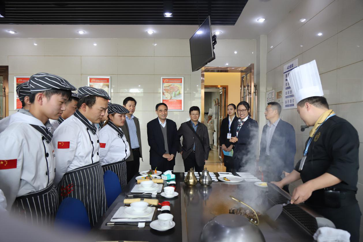 �Ϸ������۾���������쵼����У�ι۵���