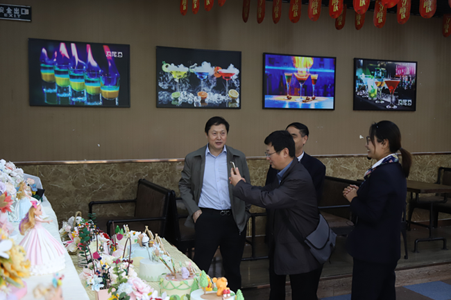 �Ϸ������۾���������쵼����У�ι۵���