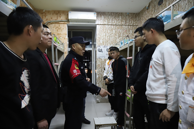 У԰��ȫ��С�£���վ��������Ա����У�������ᰲȫ������