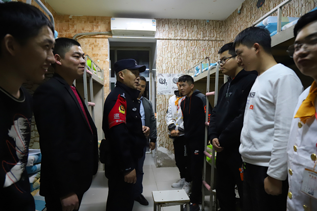 У԰��ȫ��С�£���վ��������Ա����У�������ᰲȫ������