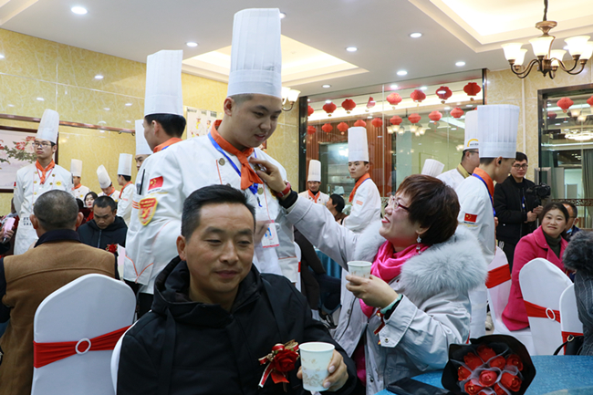 �����¶����ҳ������|�ж���ĸ���ڷ絲�꣬����˵���Ը�ĸ�İ���