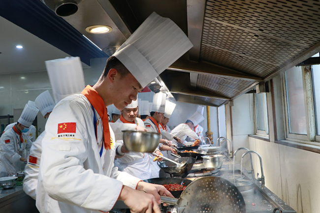 �����¶����ҳ������|�ж���ĸ���ڷ絲�꣬����˵���Ը�ĸ�İ���