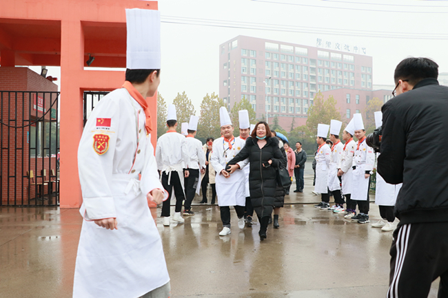 �����¶����ҳ������|�ж���ĸ���ڷ絲�꣬����˵���Ը�ĸ�İ���