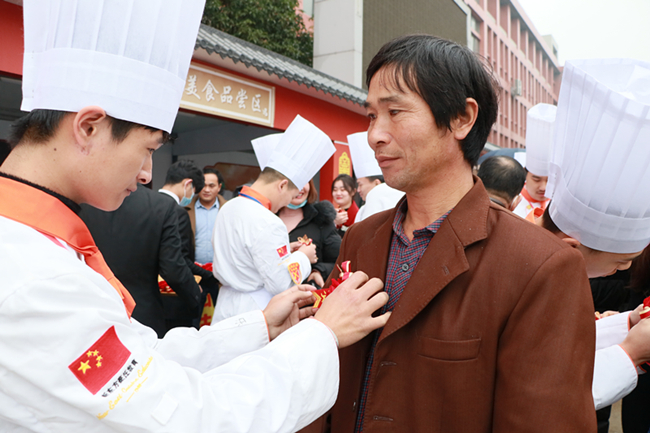 �����¶����ҳ������|�ж���ĸ���ڷ絲�꣬����˵���Ը�ĸ�İ���