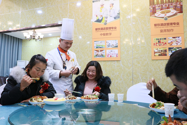 �����¶����ҳ������|�ж���ĸ���ڷ絲�꣬����˵���Ը�ĸ�İ���