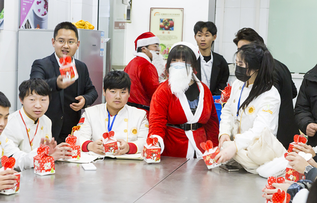 �׺�����үү�ڰ����¶���У԰���û����