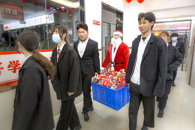 �׺�����үү�ڰ����¶���У԰���û����